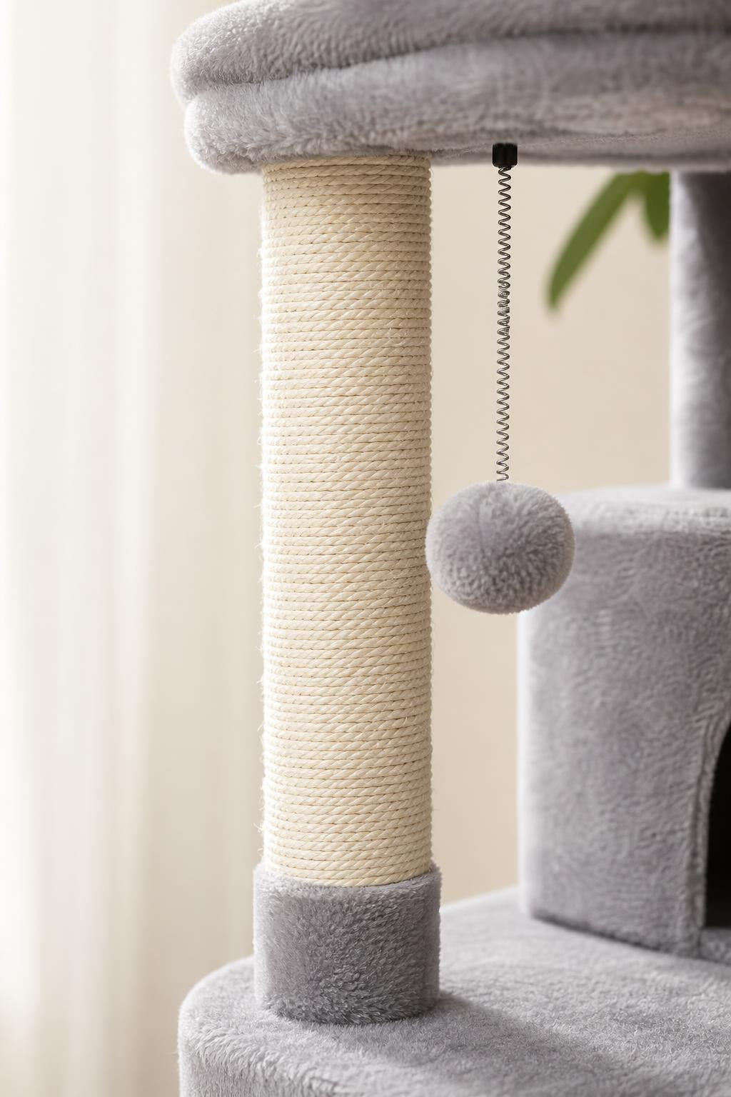 Detalle del poste de sisal y el pompón de la torre rascador Purro